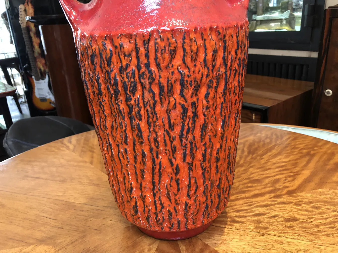 Vaso in ceramica antica decorativa di colore rosso con texture