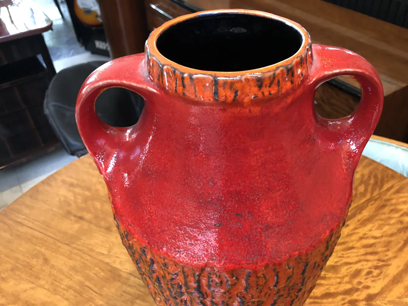 Vaso antico in ceramica rossa con maniglie