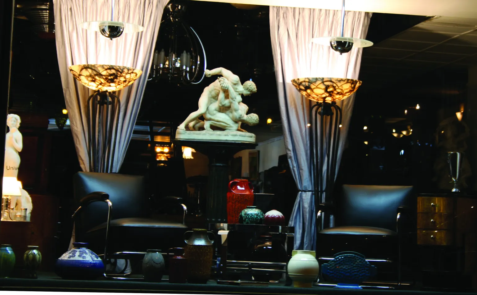 Cerámica antigua con variados colores y formas decorativas, en un ambiente elegante.