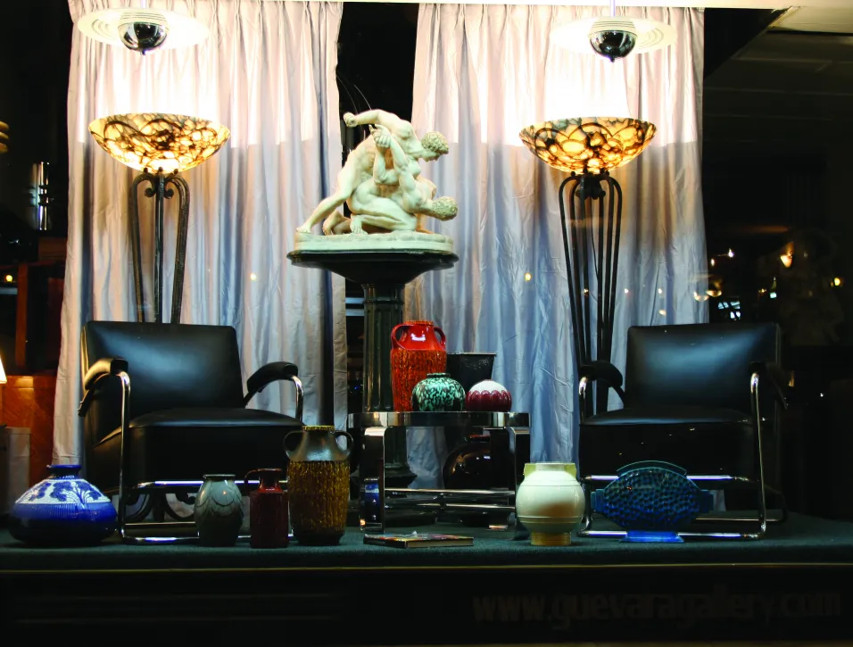 红色和蓝色陶瓷花瓶在古董环境中