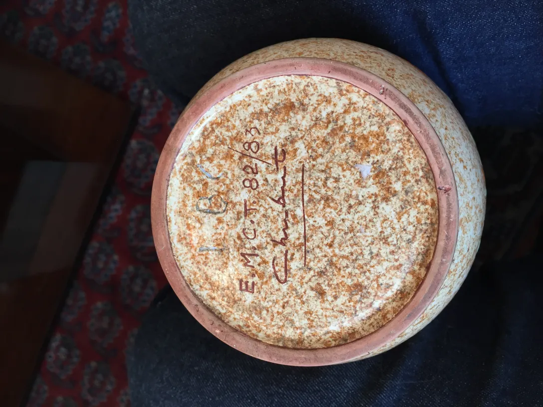 Céramique décorative antique avec texture intéressante et signature visible.