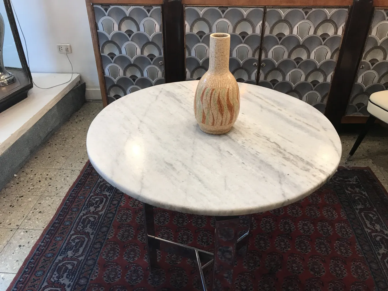 Vase en céramique ancienne sur une table en marbre