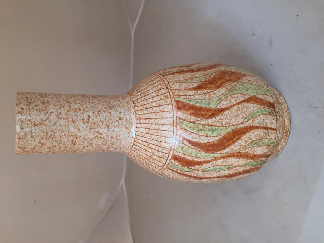 Vaso in ceramica antica con design naturale in tonalità marroni e verdi