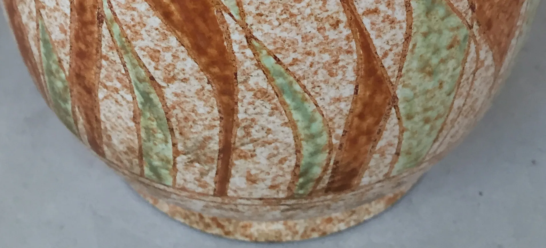 Vaso de cerâmica antiga com listras decorativas em terracota e verde