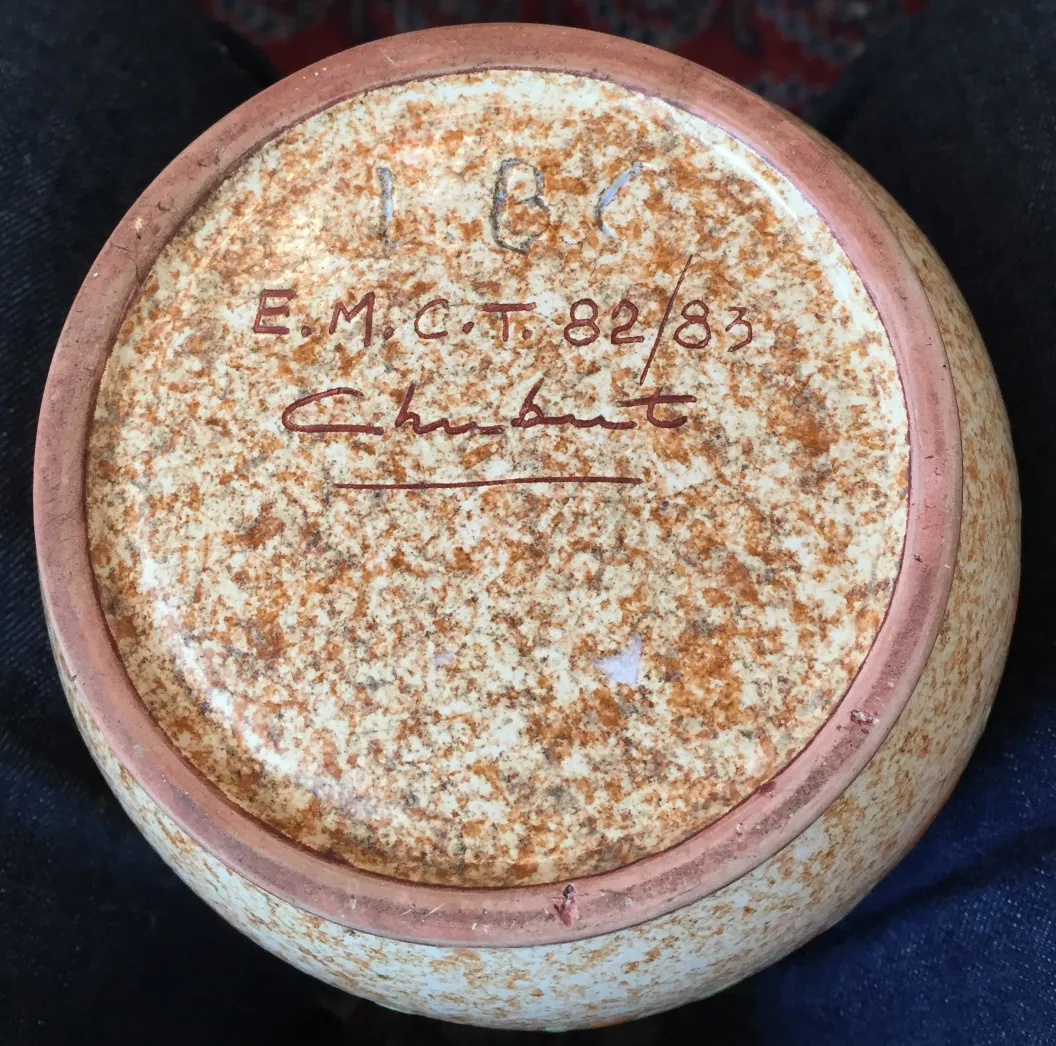 Alte Keramik mit Unterschrift, runder Boden und klares Design