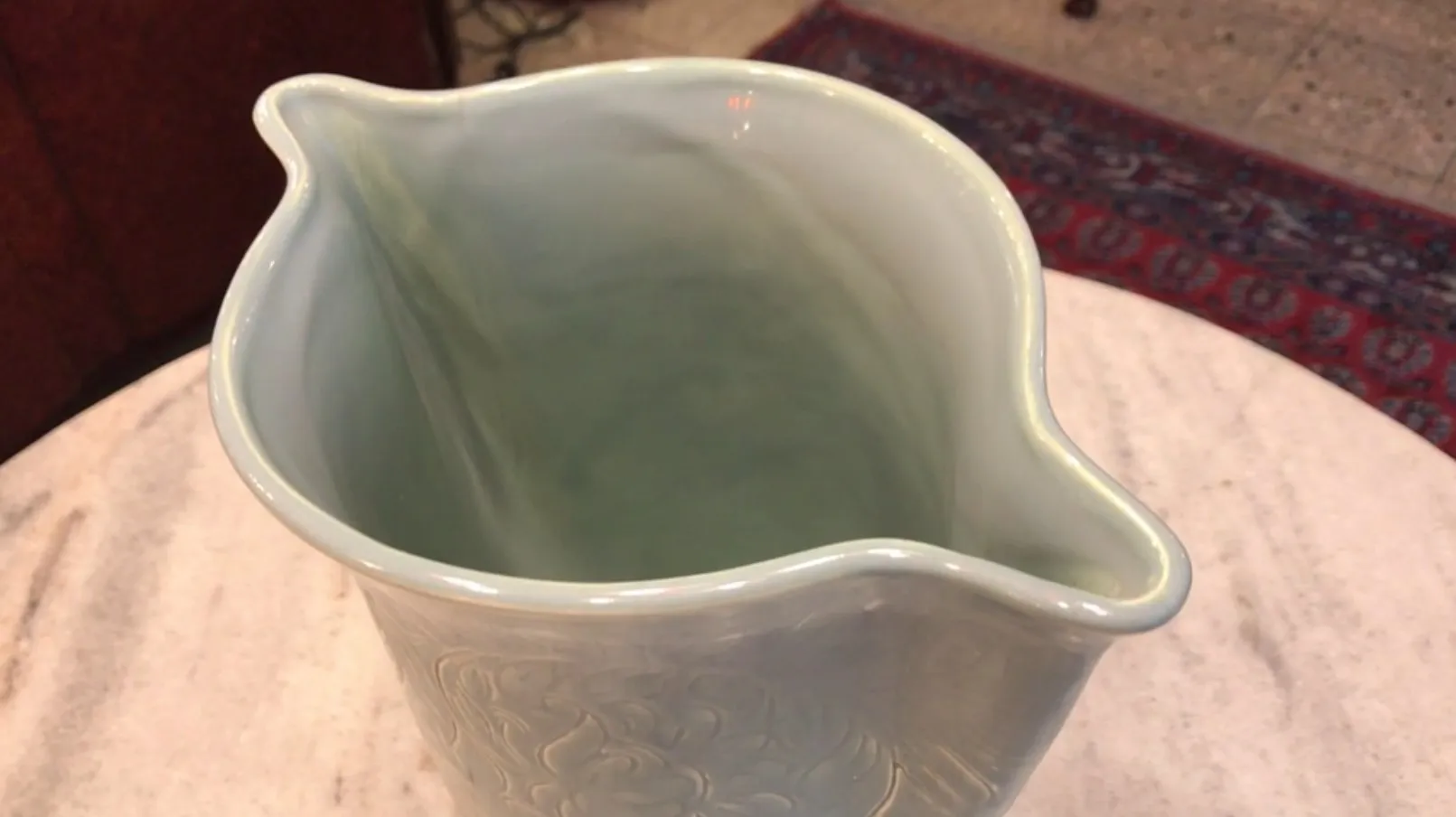 Antiker Keramikkrug mit organischen Kurven