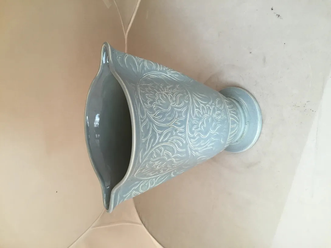 Antike dekorative Keramik mit floralem Design in hellblau