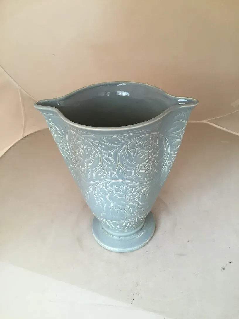 Vase ancien en céramique Beswick gris avec motif floral.