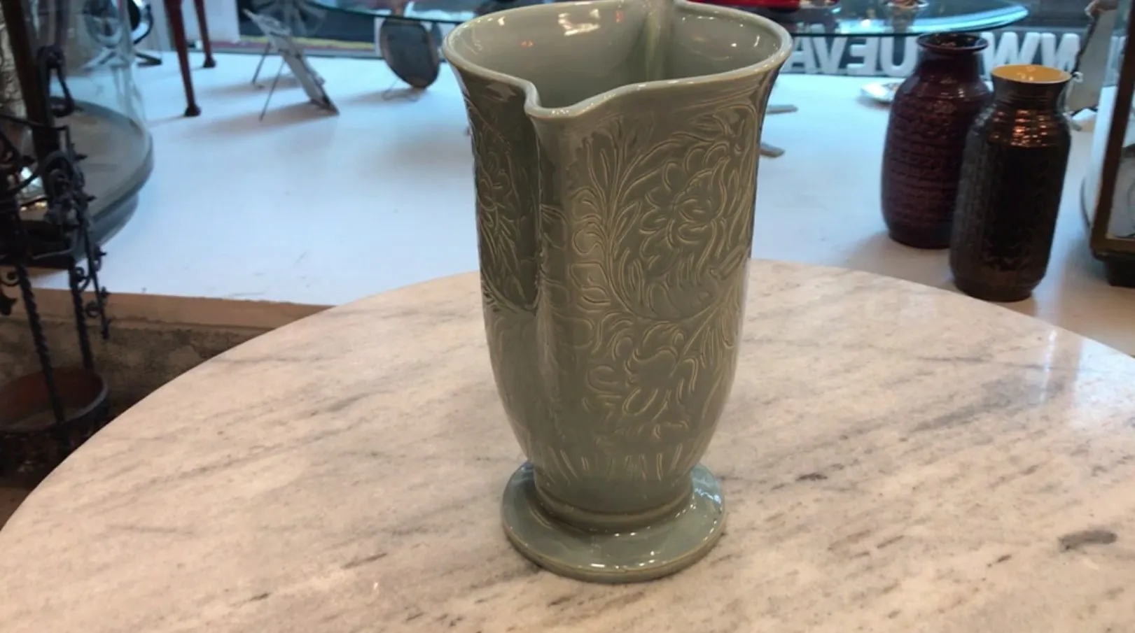 Antica ceramica decorativa verde, forma elegante.