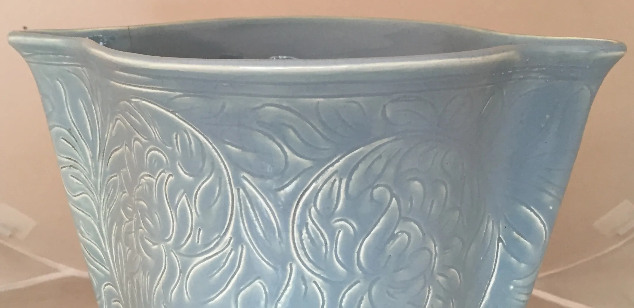 Antiga cerâmica Beswick com decoração floral em relevo, fundo neutro.