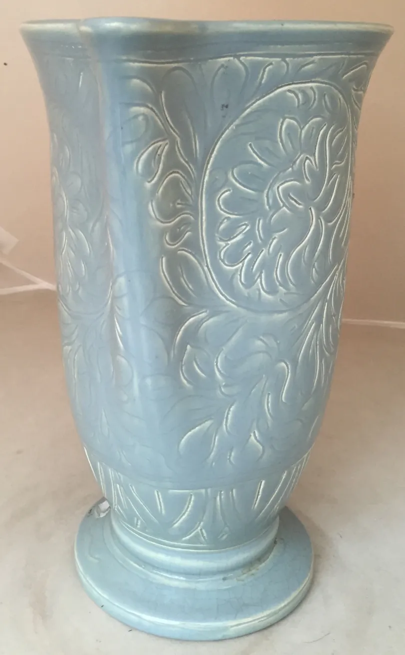 Antike blaue Keramikvase mit erhabenem Blumendesign