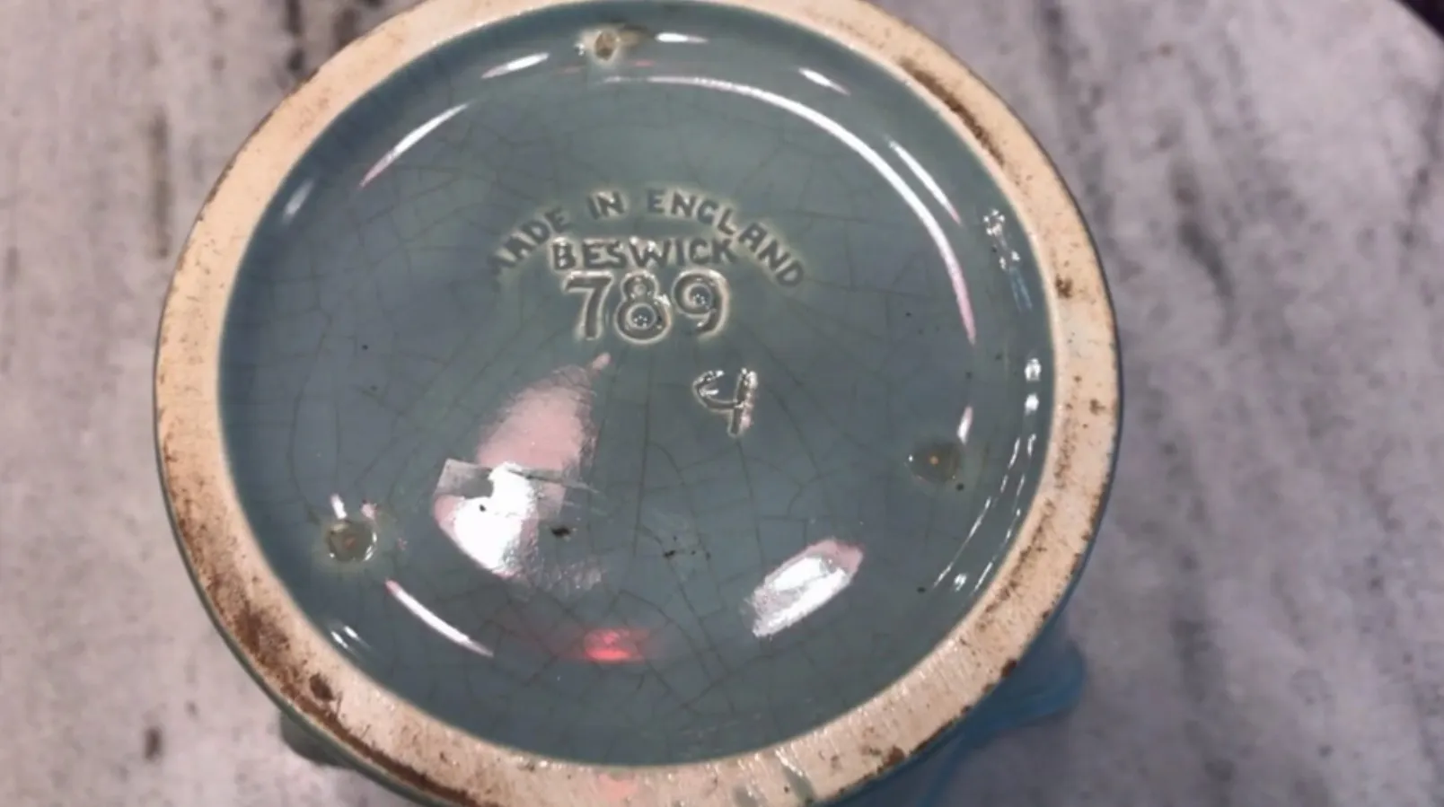 古董贝斯威克陶瓷底座，亮蓝色和可见标记。