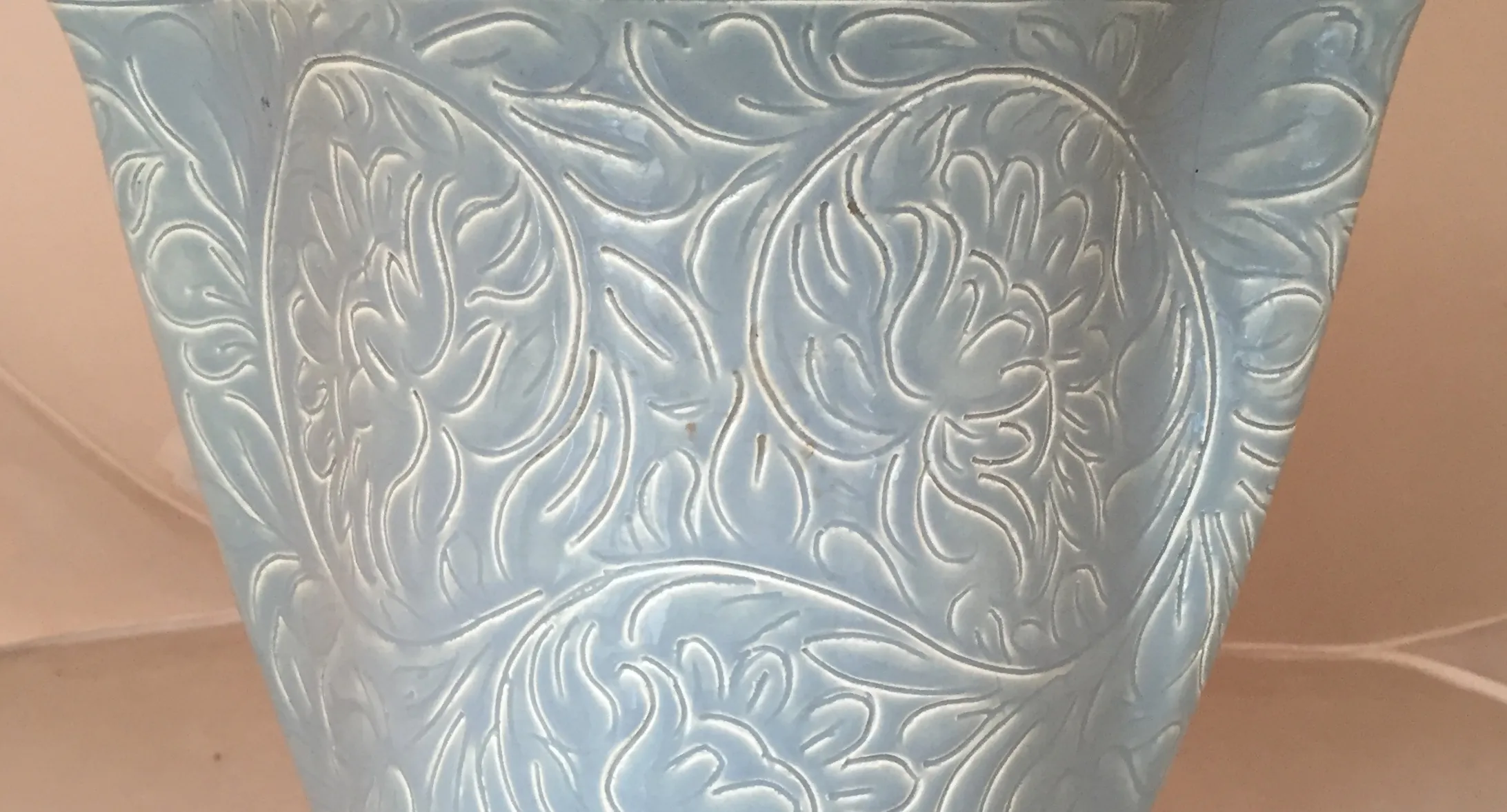 古董蓝色陶瓷花瓶，带浮雕设计。