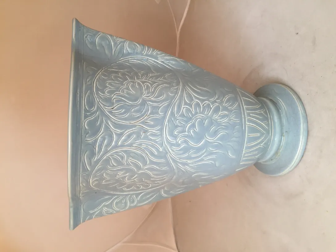 Vaso antigo de cerâmica na cor azul com relevos decorativos