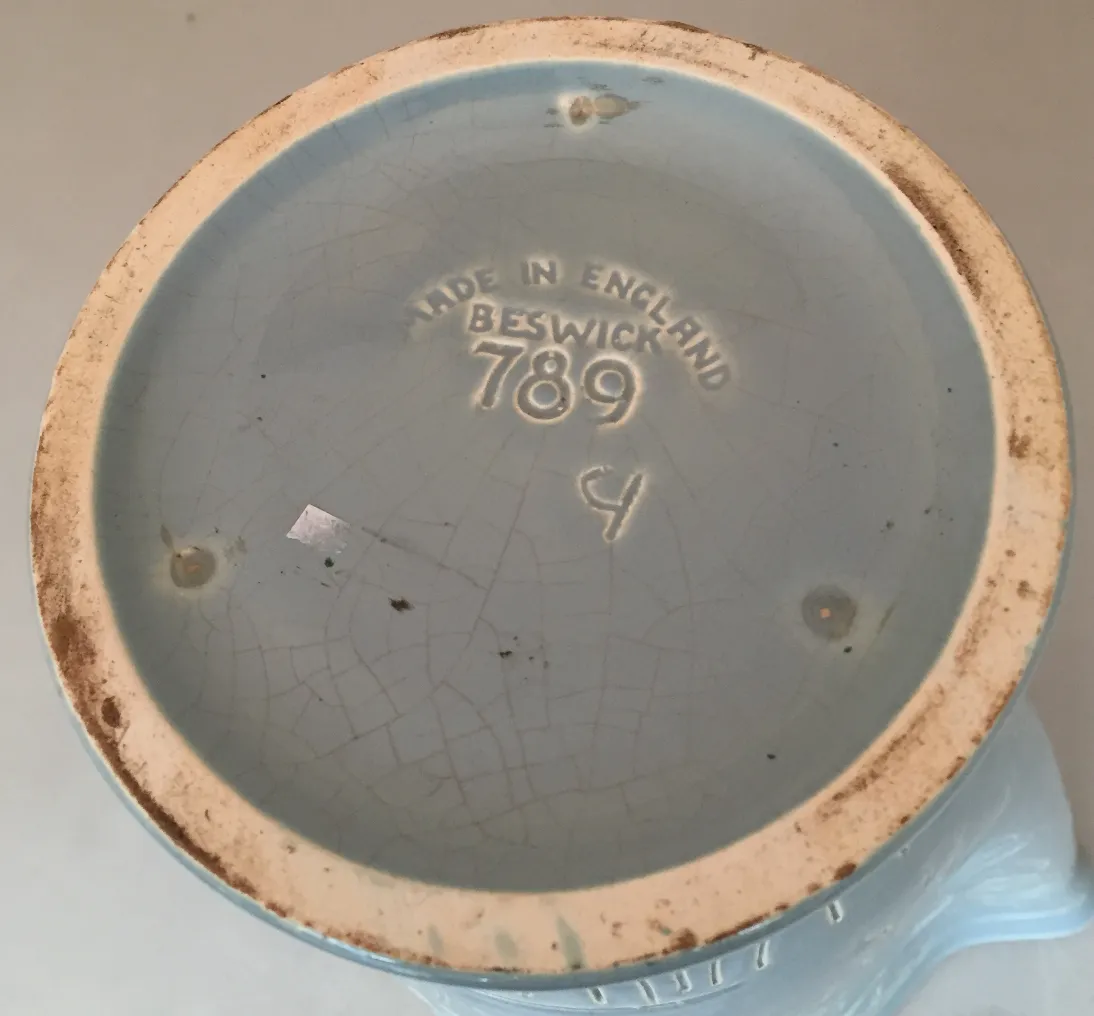 Dettaglio della base di un'antica ceramica Beswick con incisione.