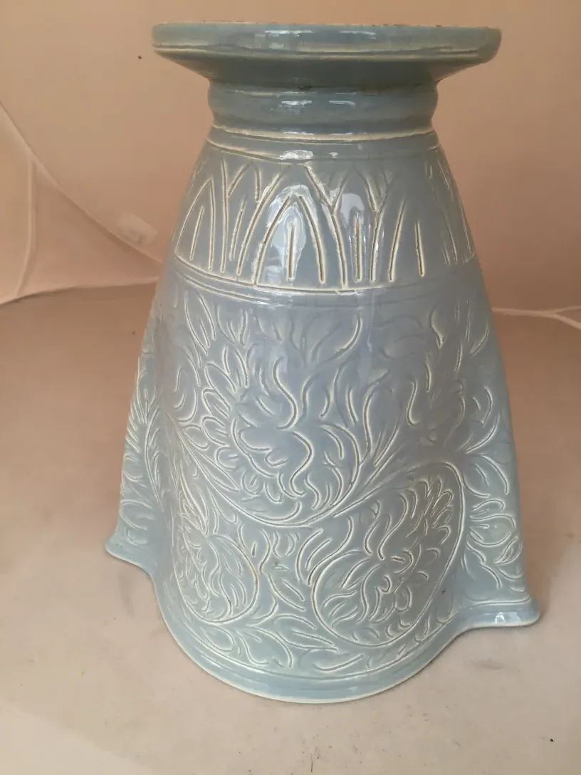 Vaso antigo Beswick com um design floral em relevo.