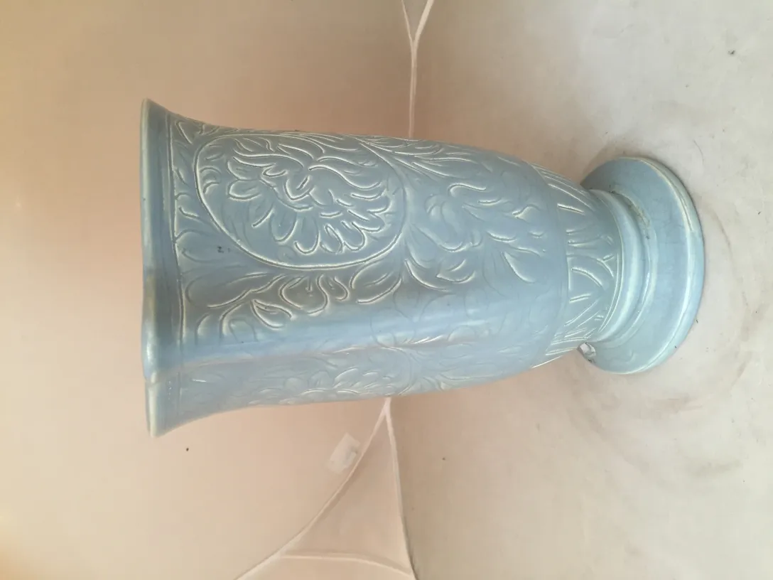 Vaso in ceramica antica decorato con rilievi in tonalità blu.