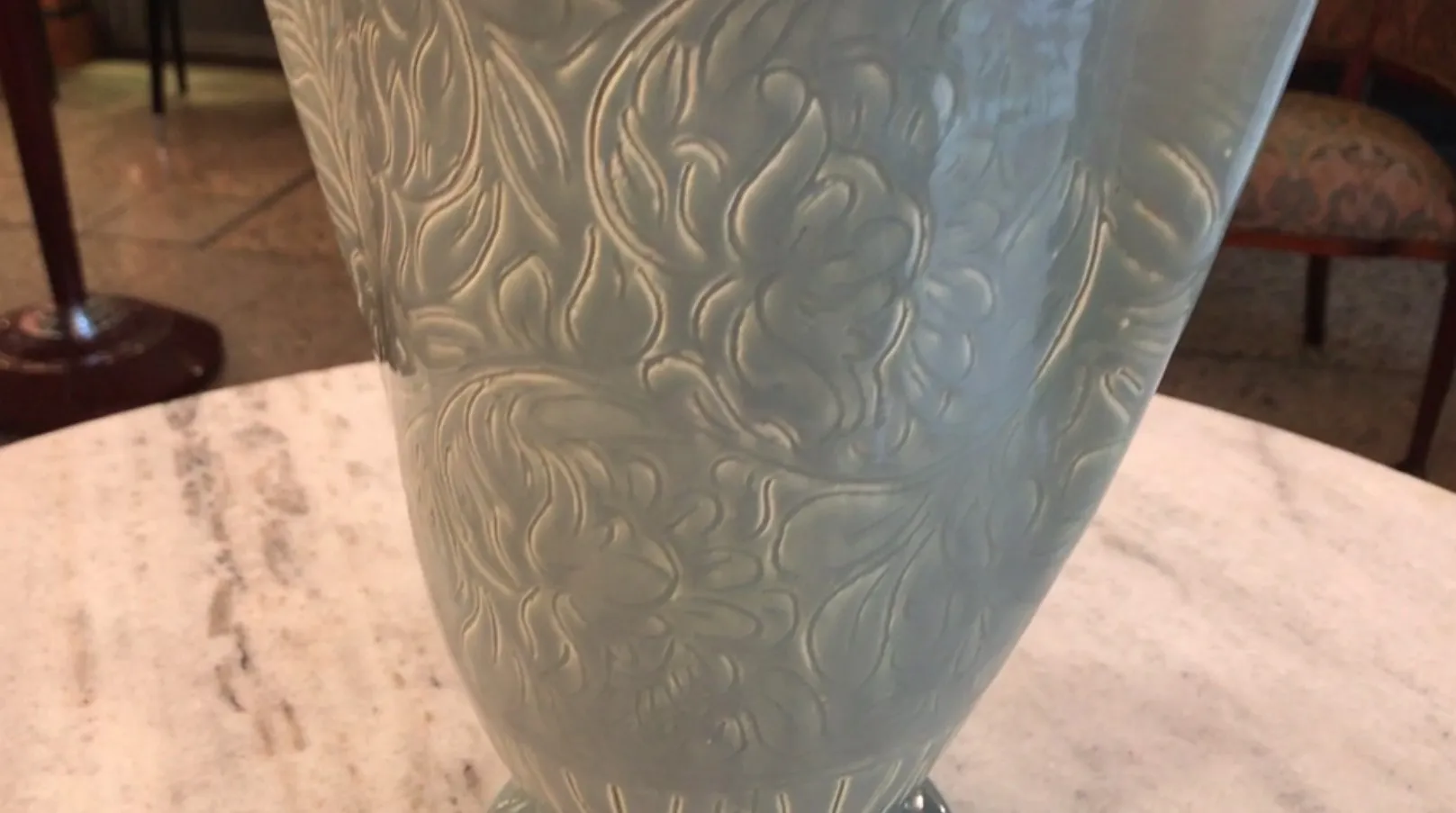 Vaso in ceramica antica con motivo in rilievo blu chiaro