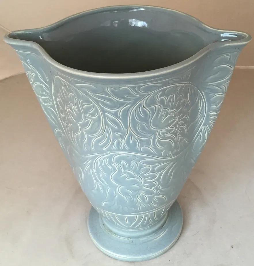 Vaso di ceramica antica con intricati motivi floreali in tonalità bluastre