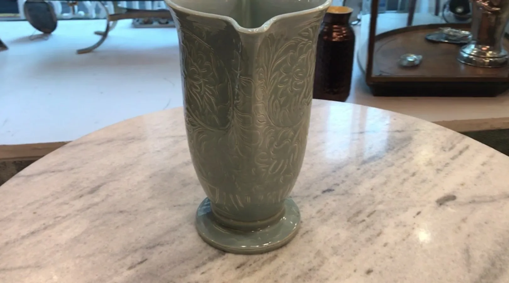 Vase antique en céramique décoré de couleur vert clair