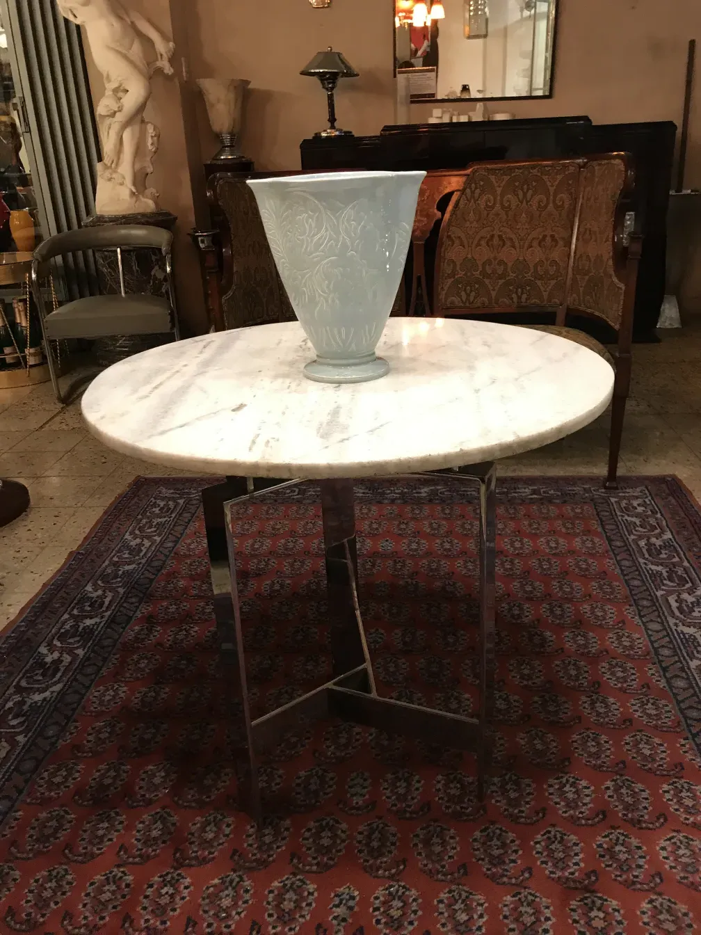 Vaso di ceramica antica Beswick su tavolo bianco