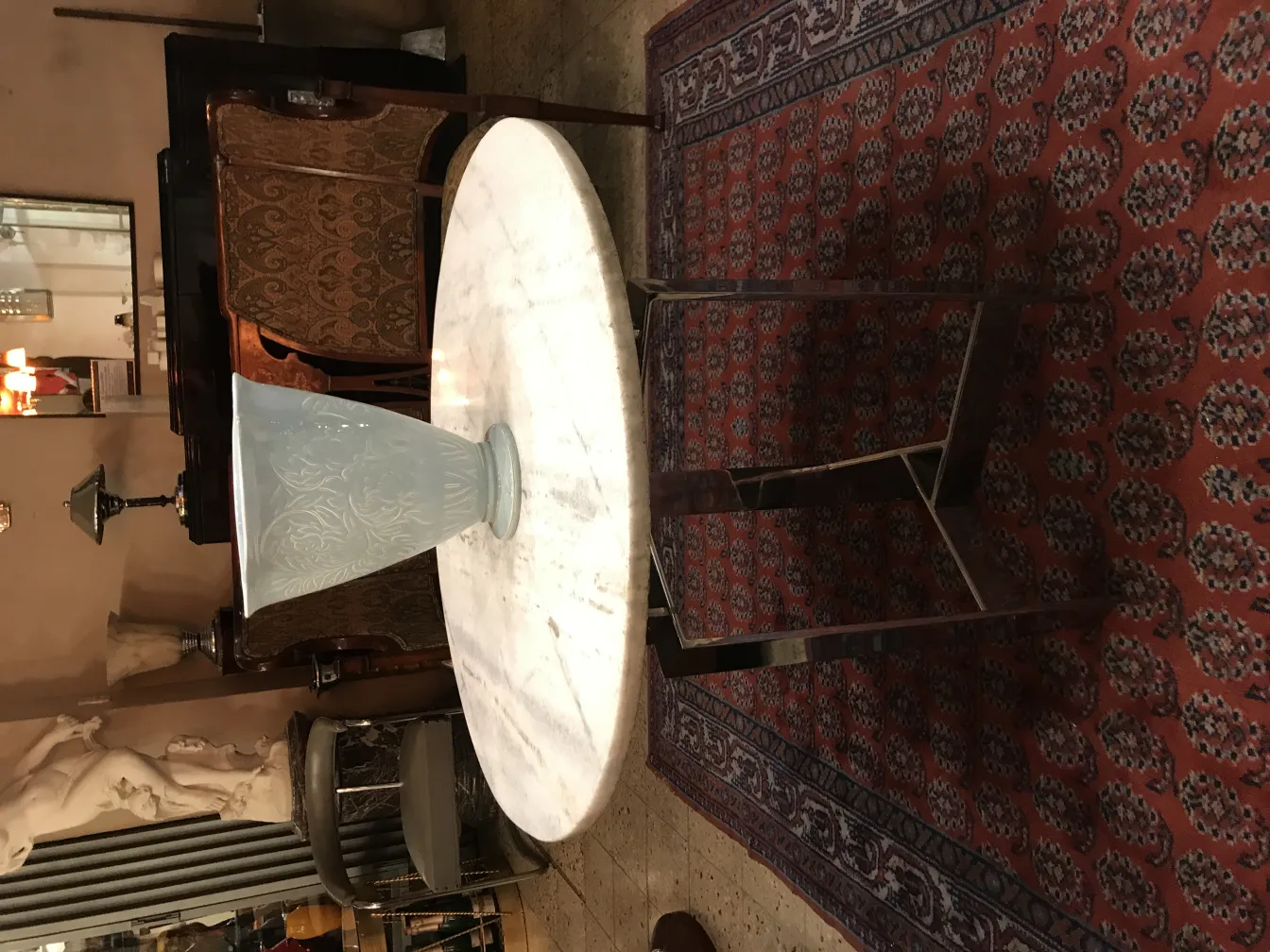 古董陶瓷花瓶，带有装饰细节，位于复古环境中。