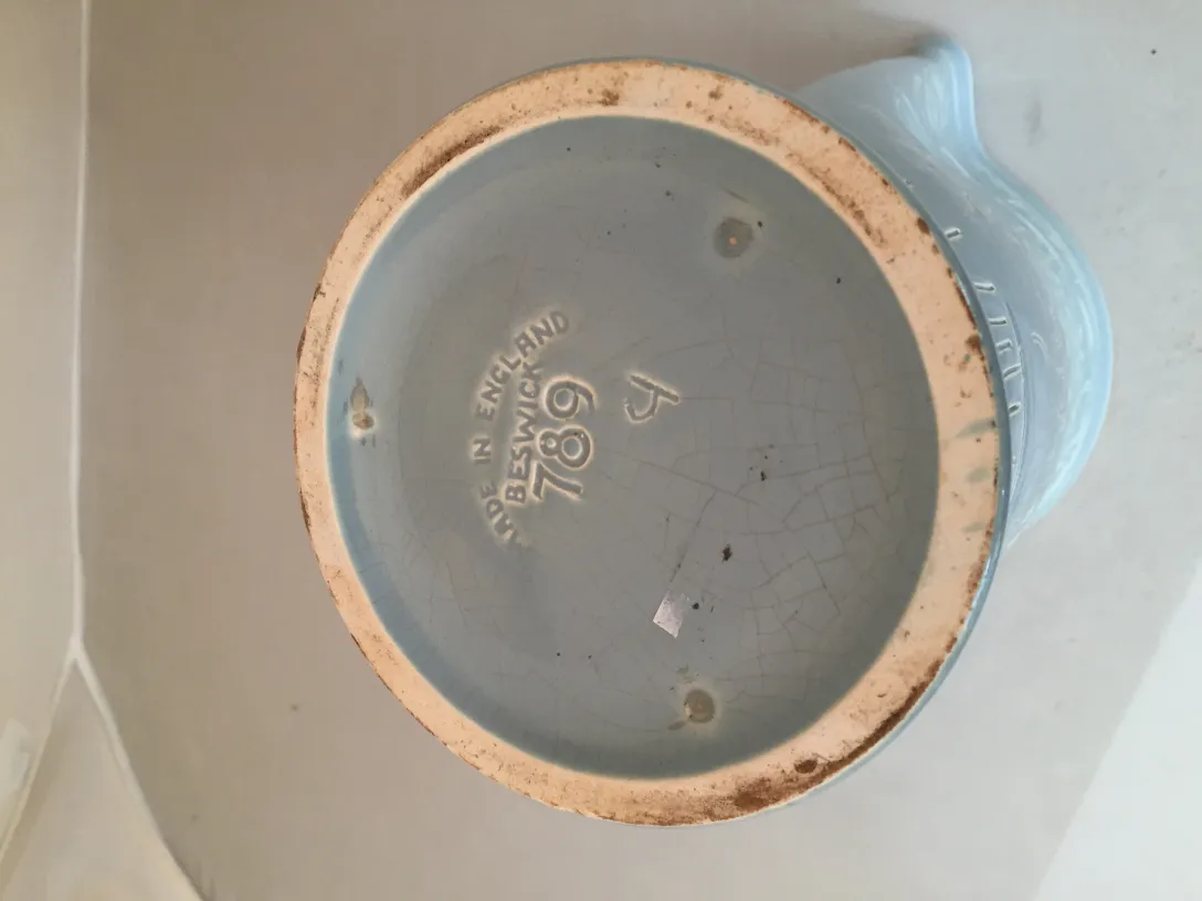 古い青い陶器の皿に製造の印があります。