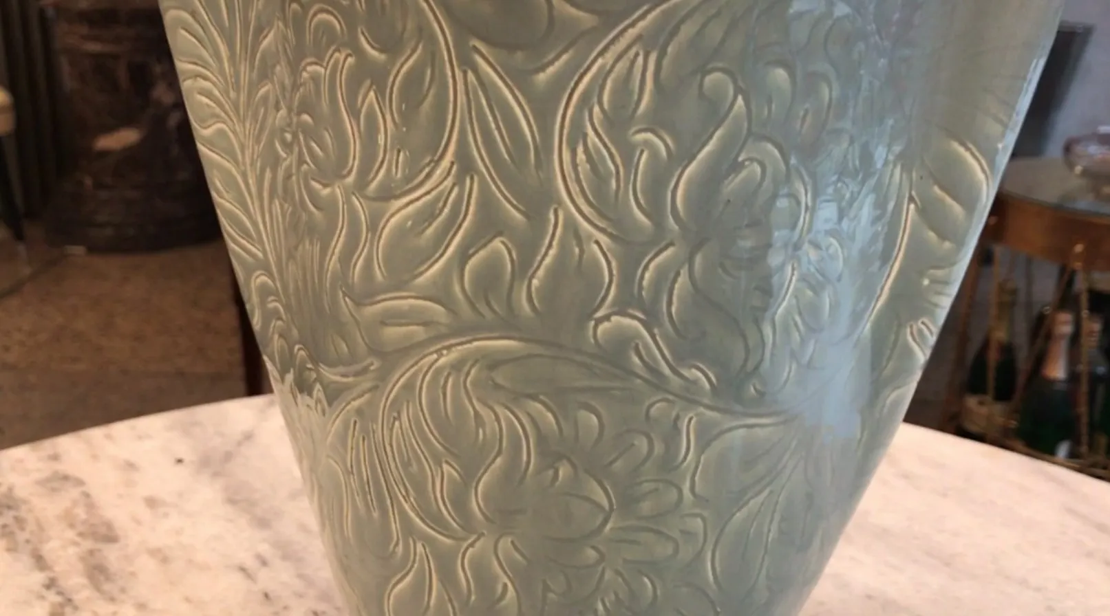 Vase en céramique antique avec un design floral délicat.