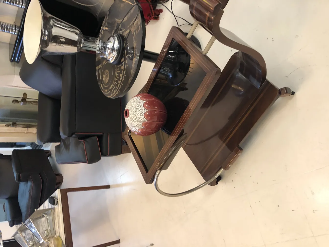 Ceramica decorativa rossa e bianca con dettagli unici in un ambiente antico.