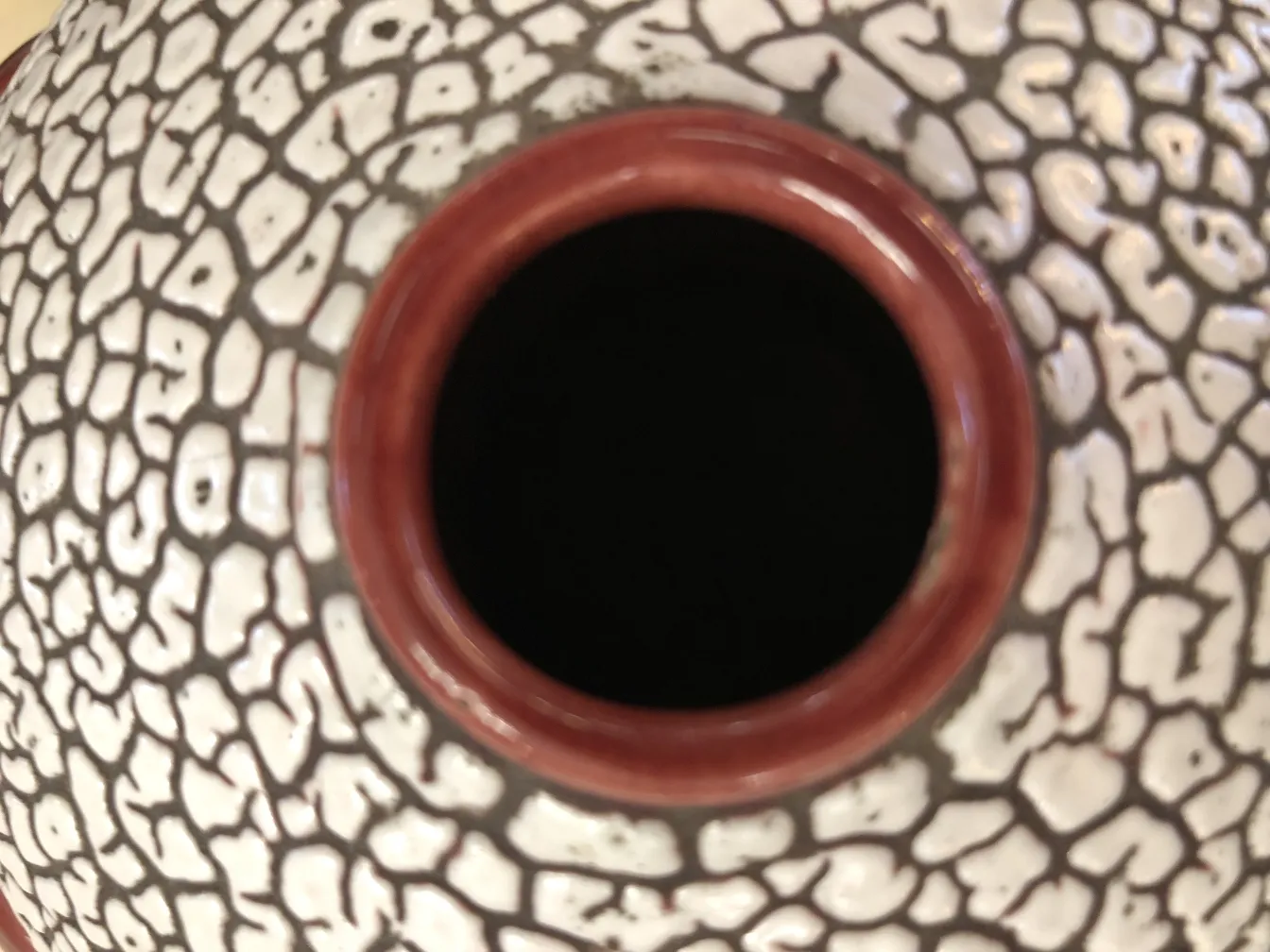 古代の陶器、テラコッタのアクセントと魅力的なひび割れ模様を持ちます。