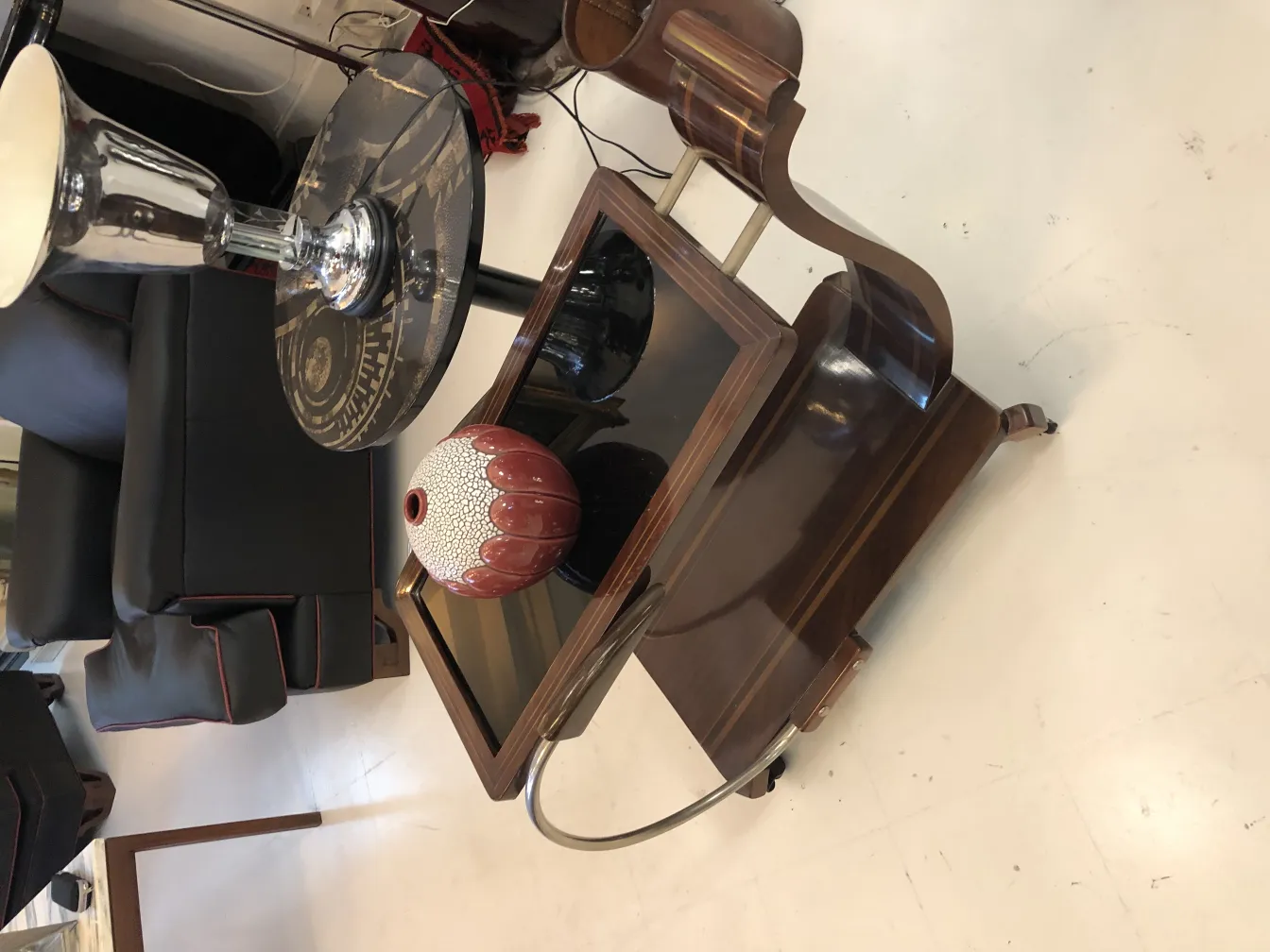 Старая керамическая ваза с декоративной текстурой