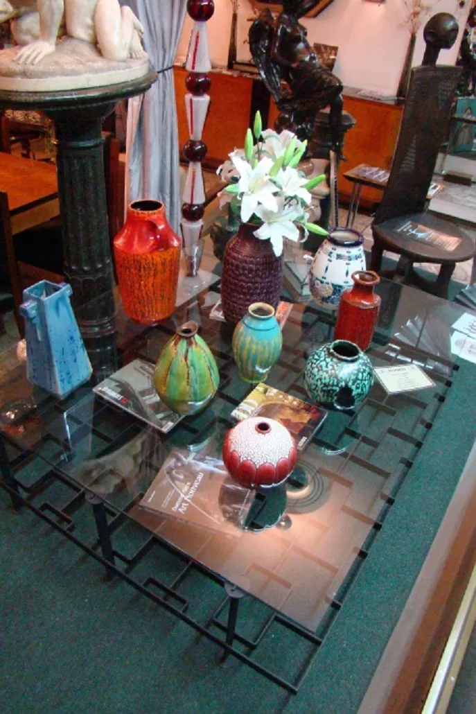 Coleção de vasos antigos de cerâmica decorativa St. Clement