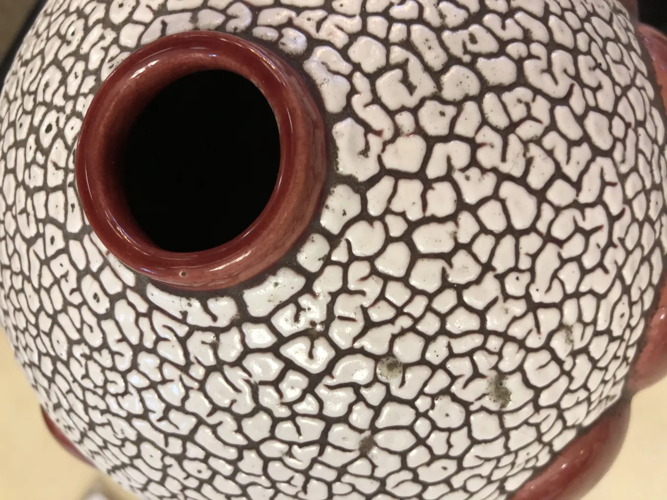 Vase ancien en céramique avec texture craquelée et ouverture ronde