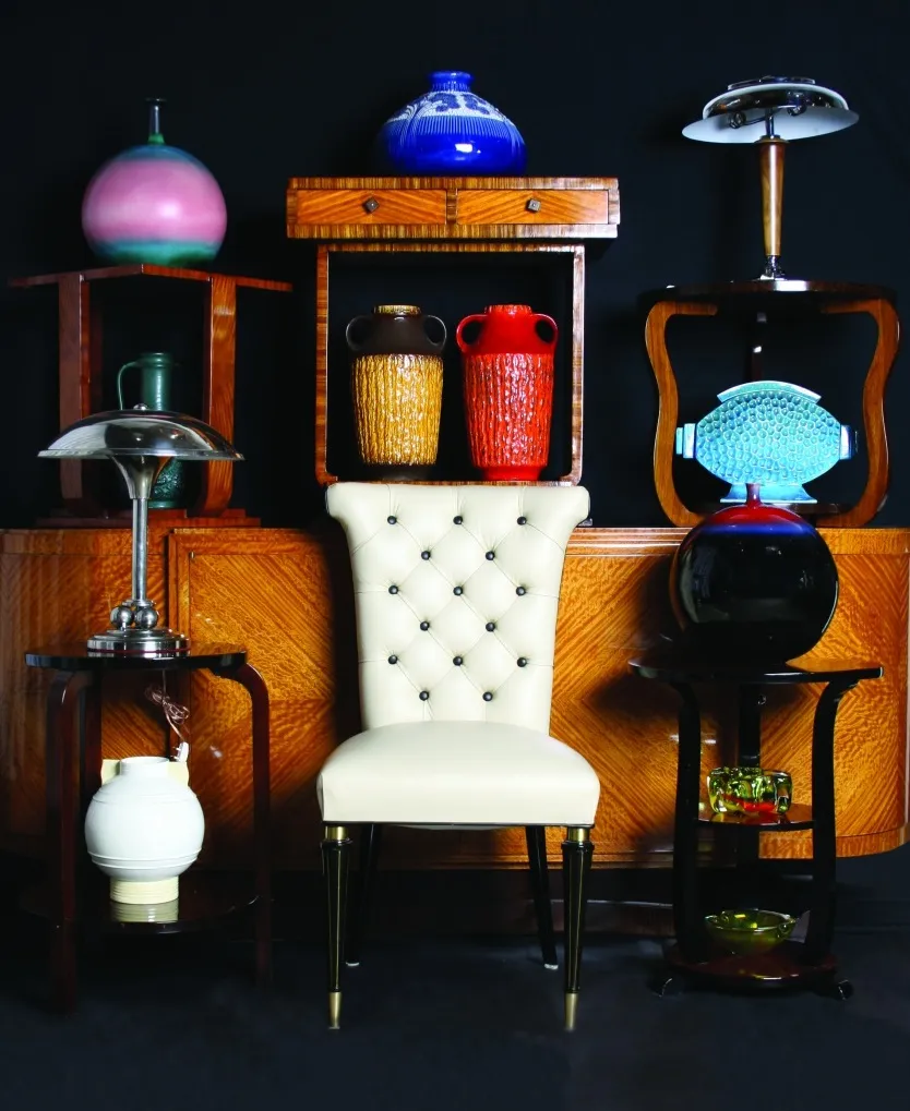 vase de cerâmica antiga decorativa com cores vibrantes em um ambiente elegante