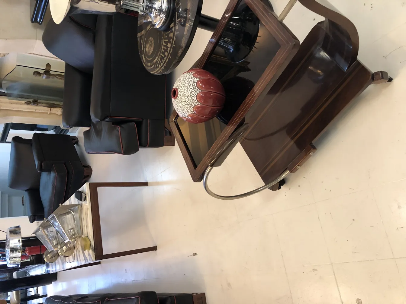 مزهرية سيراميك قديمة، زخارف ملونة، بيئة أنيقة