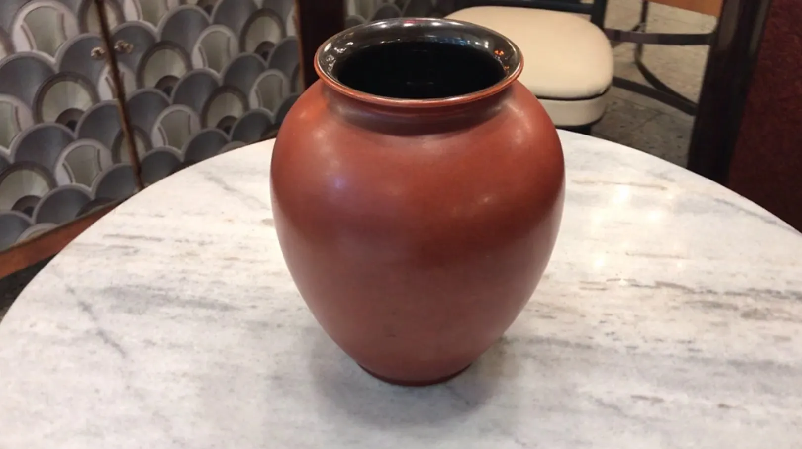 Antica giara in ceramica, colore terracotta, pezzo d'arte decorativa.