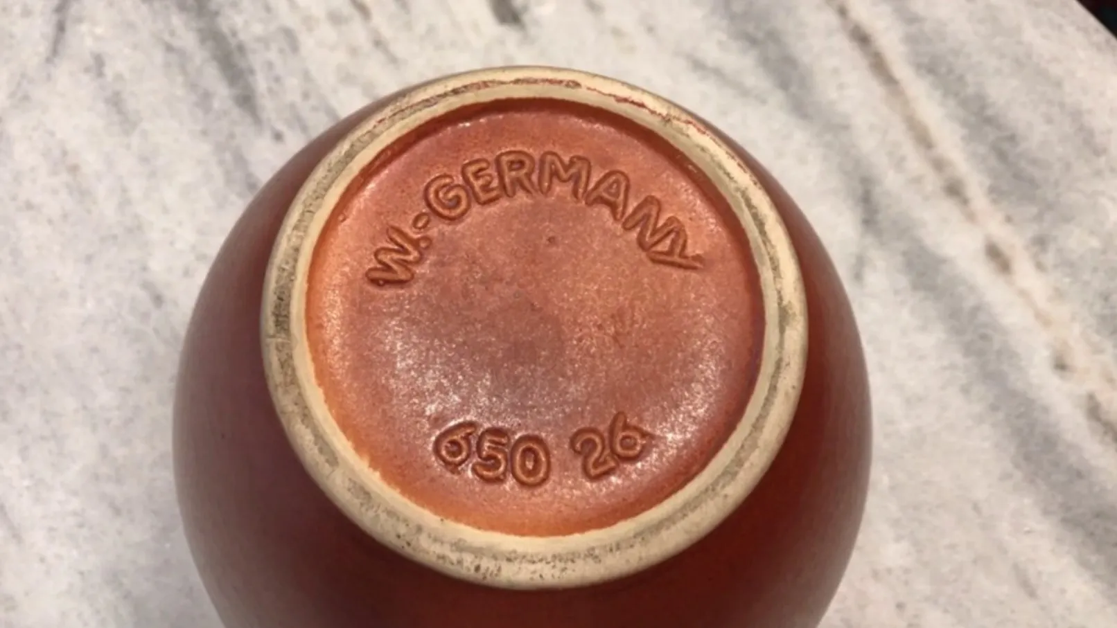 Vue du dessous d'une pièce de céramique ancienne allemande avec inscriptions