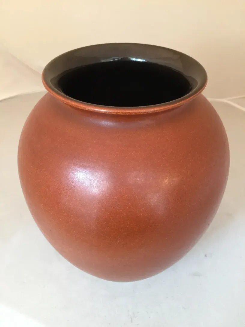 प्राचीन-इमारात-सबसे-खुशबूदार-सचुरिच, रंग टेराकोटा और काली किनारी, अनोखा शैली.