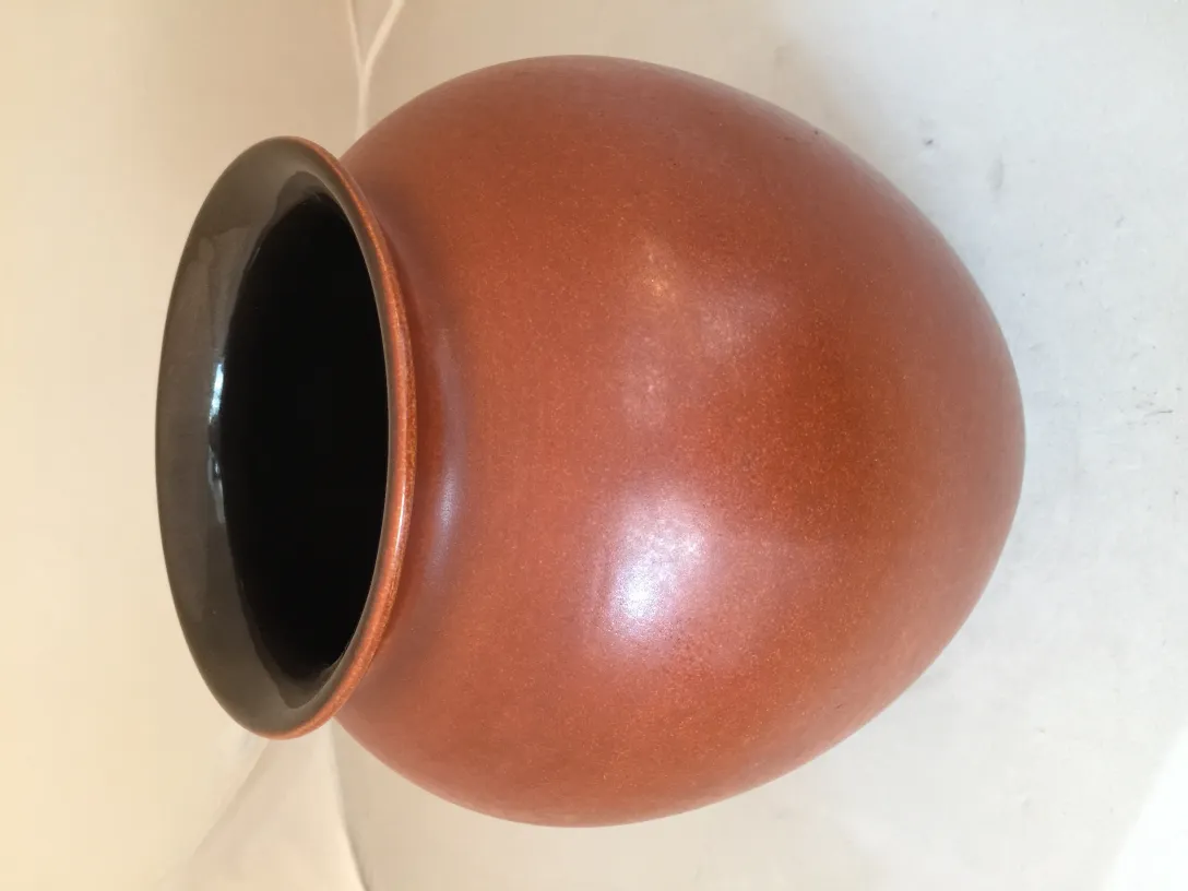 滑らかな仕上げの古代陶器楕円花瓶