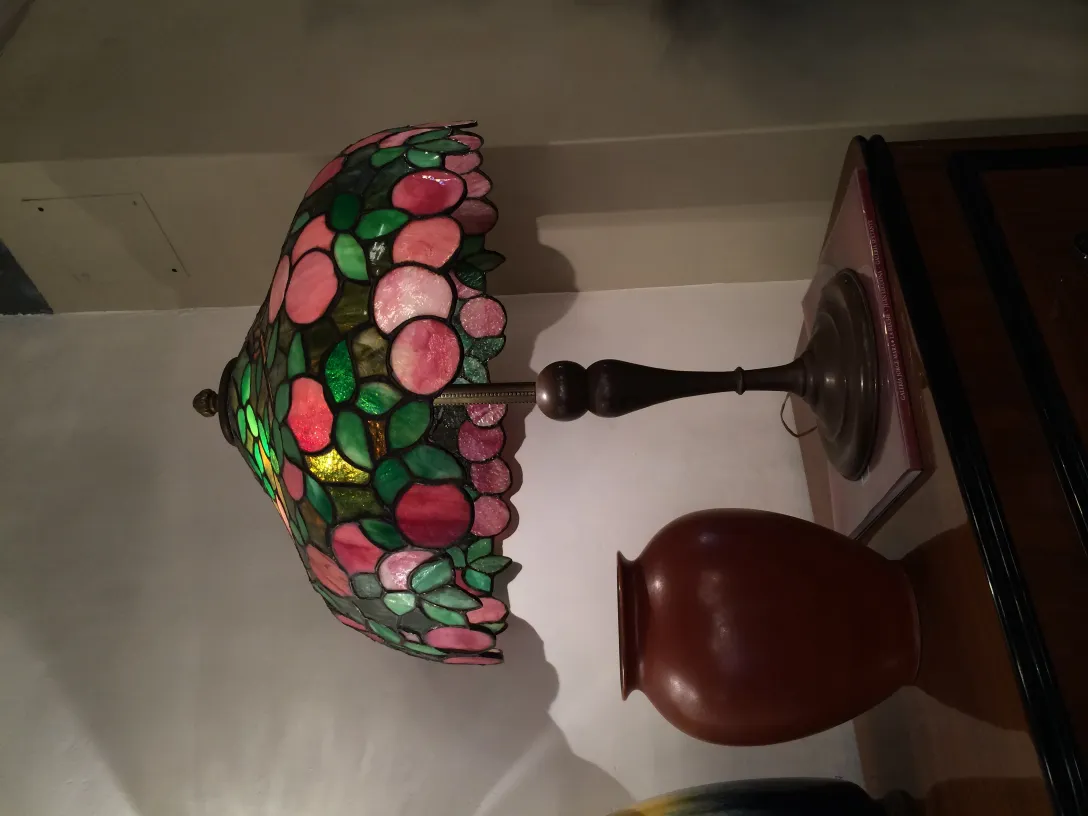 Lampada antica in ceramica con vetrata colorata e vaso