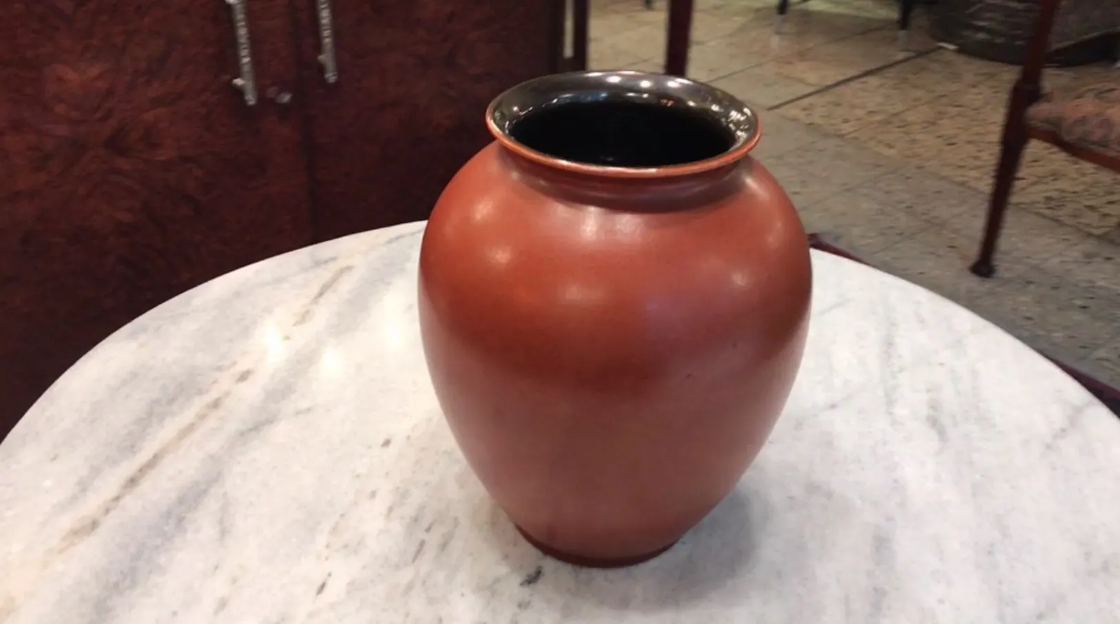 クラシックなデザインの古代陶器の花瓶、心地よい空間の中で