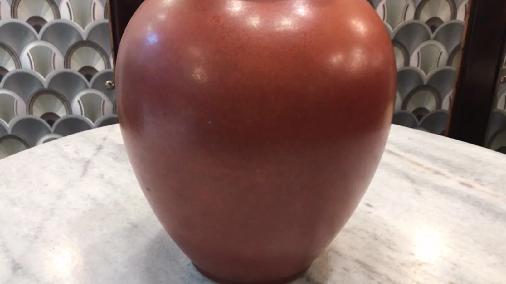 Hermosa cerámica antigua de color rojo en una mesa