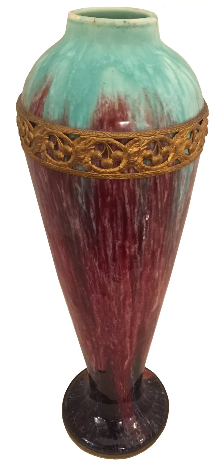 Vaso antigo de cerâmica com design colorido e detalhes em dourado.