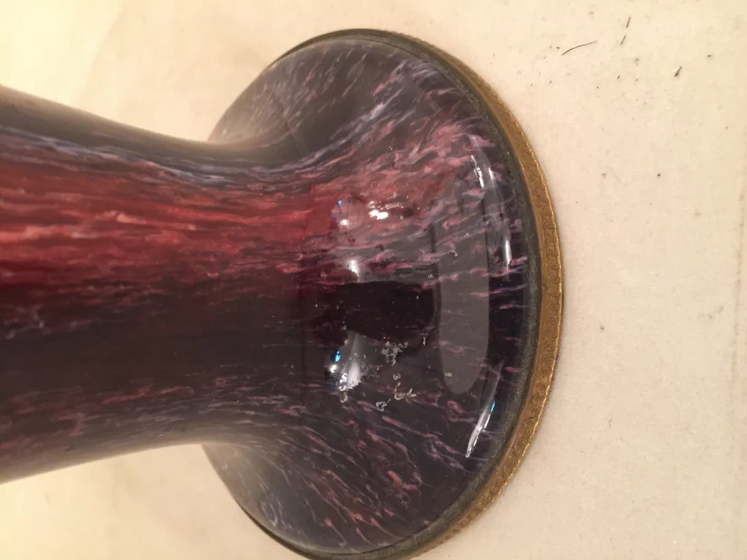 抽象的な色の古い陶器の側面ビュー