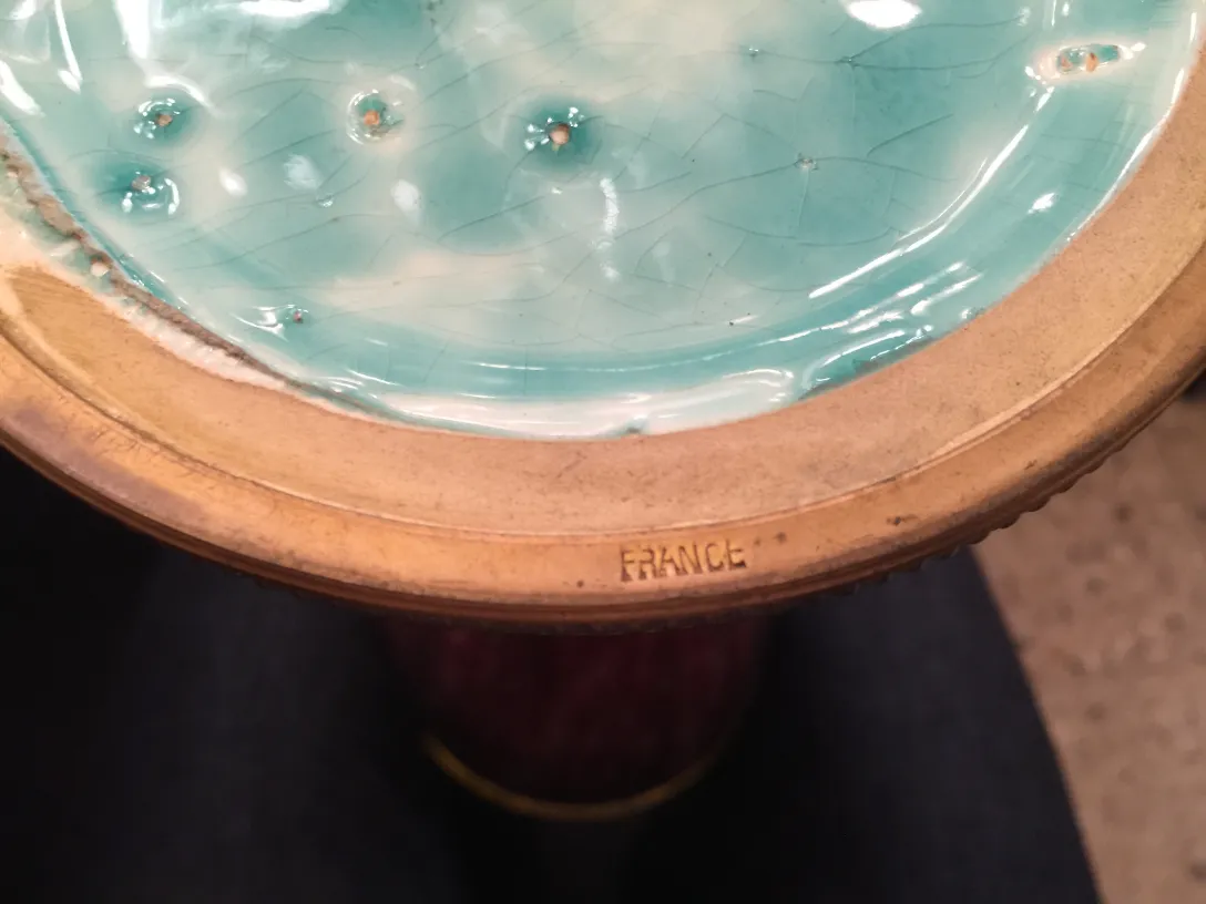 Antike Keramik mit glänzender blauer Oberfläche und subtilen Details, Boch frères.