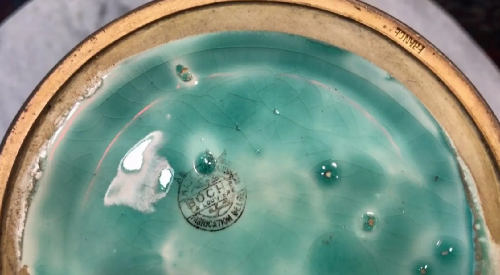 古老的蓝色陶瓷盘，带有可见的标记