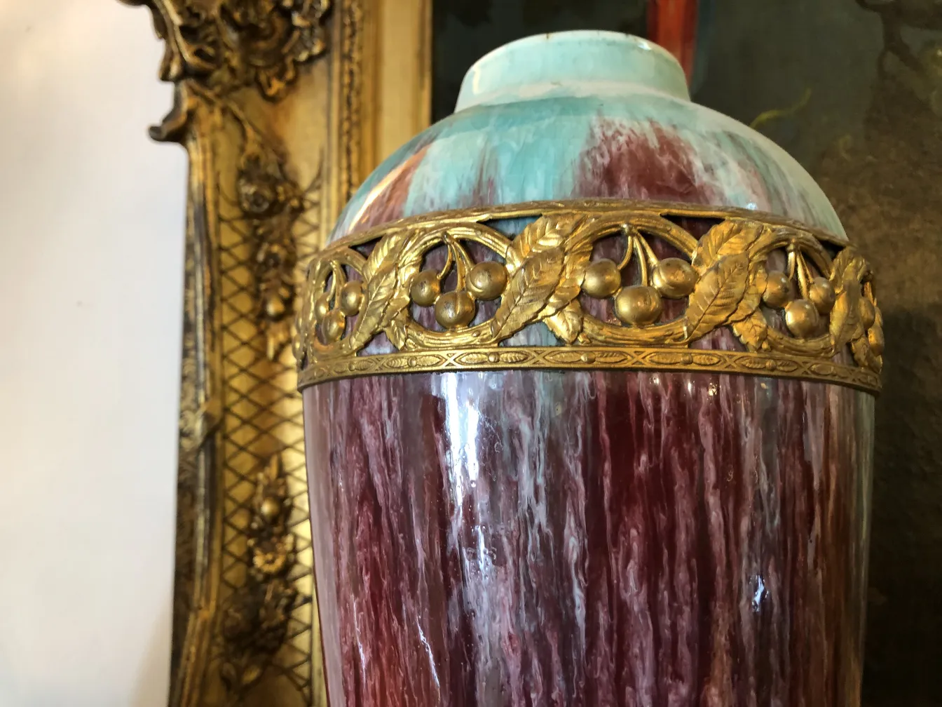 Alter Keramikvase mit goldenen Details, dekorativer Hintergrund.