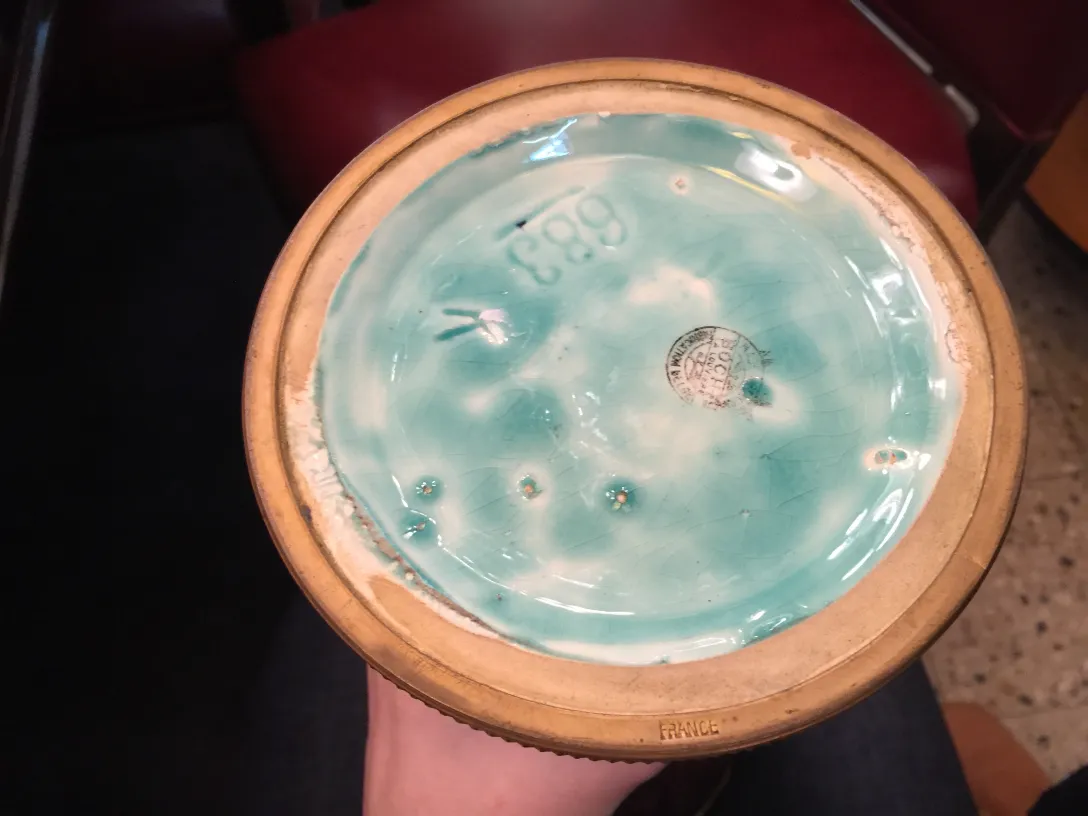 Vista dell'interno di una ceramica antica blu chiaro con timbro