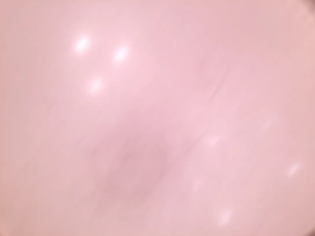 Antike Keramik mit glatter Oberfläche und zarten Details.