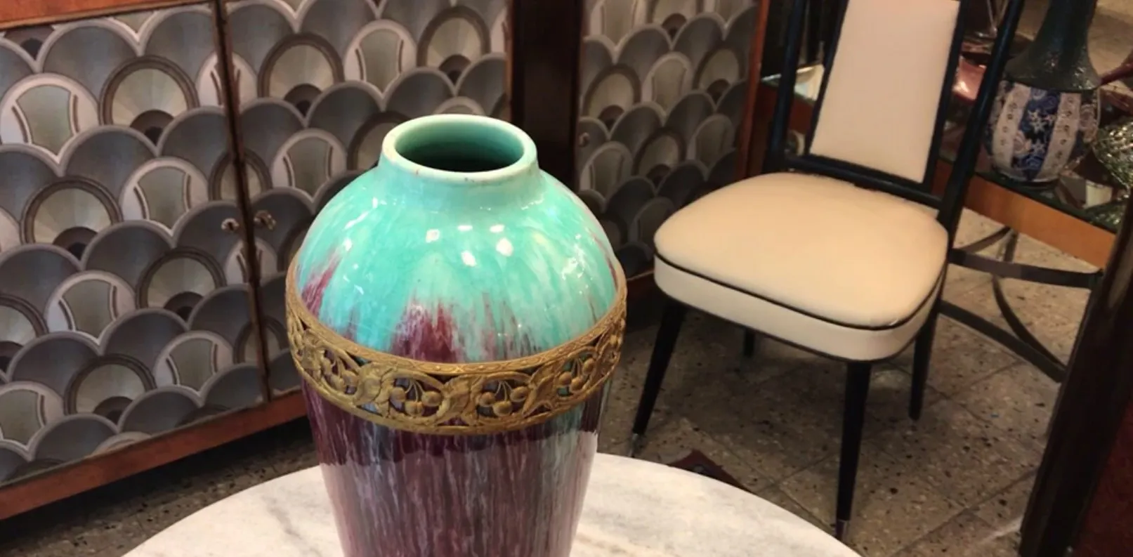 古董绿色陶瓷花瓶，带金色装饰